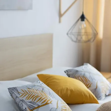 Wola With Balcony Sokolowska By Renters شقة *